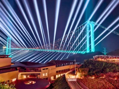 Najwyższy most świata otwarty. Auta pojadą 625 metrów nad przepaścią