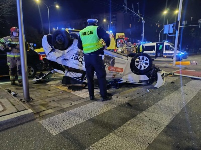 Nocny wypadek w Lublinie. Jedno z aut dachowało, pasażerka trafiła do szpitala