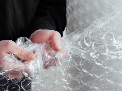 Czy owijanie roślin folią bąbelkową ma sens? Wyjaśniamy, co się stanie