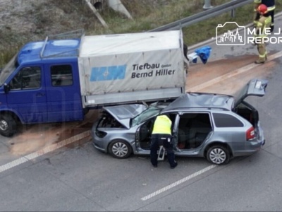 Zasnął za kierownicą i osobówką wbił się w tył dostawczaka na S2. Ranny 28-latek. Pomógł policjant jadący na służbę
