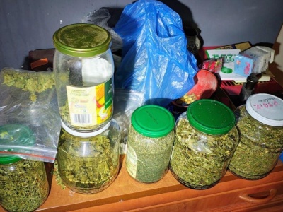 Rozbił trzy samochody, miał ponad 870 g marihuany. 37-latek z powiatu rzeszowskiego z zarzutami