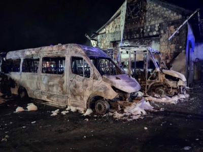 Pożar warsztatu samochodowego. Spłonęły trzy busy i budynek gospodarczy (Galeria)