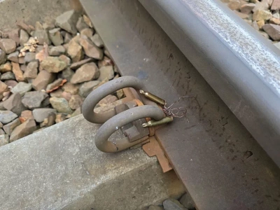 Ktoś podłożył naboje karabinowe na tory. Policja mówi o prowokacji