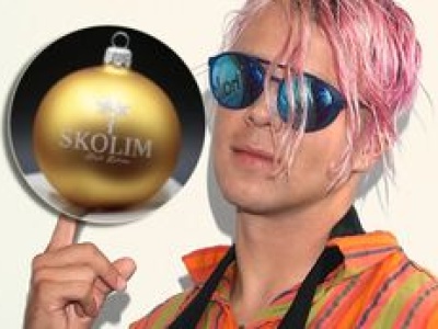 Skolim dorabia sobie sprzedając bombki świąteczne. Za pojedynczą woła sobie niezłe pieniądze