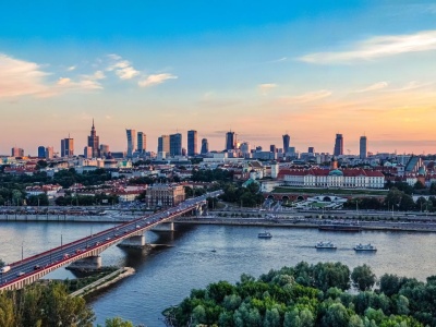 Parking przy lotnisku Okęcie – jak wybrać najlepszy? Ceny, transfer i praktyczne wskazówki