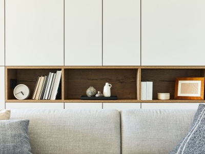 Meblościanki wracają do łask – jak wybrać nowoczesny zestaw do salonu?