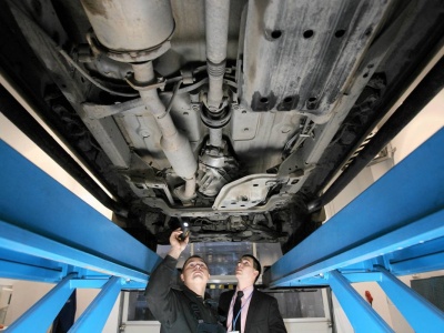 Szarpanie podczas ruszania? Mechanicy radzą sprawdzić to na początku