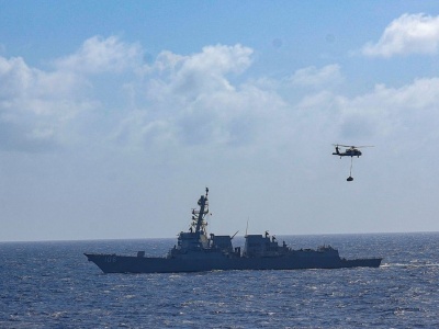 Amerykański niszczyciel w akcji. Rosyjski tankowiec zablokowany