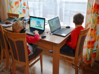 Szkoły doposażają się na naukę zdalną. Do 31 grudnia sprzęt trafi do 100 tys. klas