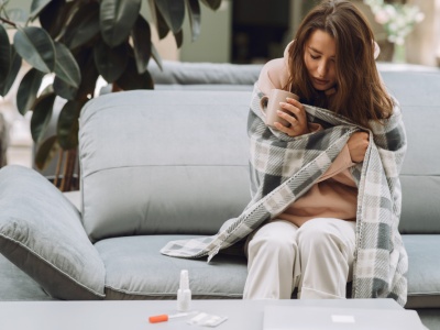 Pracujące matki stawiają się w pracy mimo choroby. Ta kampania apeluje o zmianę nawyków