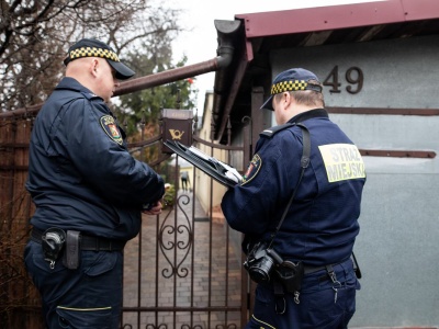 Chodzą po domach i sprawdzają drewno. Za nieprawidłowości grozi kara do 5000 zł