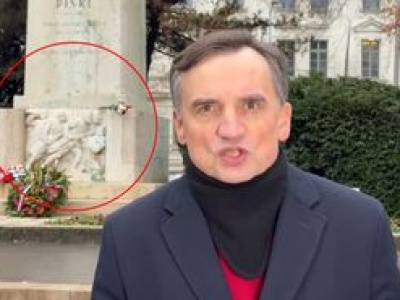 Ziobro reaguje na zajęcie majątku. W tle węgierski pomnik