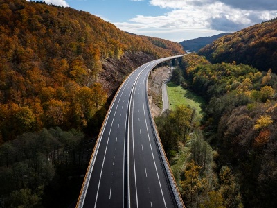 Ależ to pięknie wygląda! Autostrada w koronach drzew wreszcie przejezdna