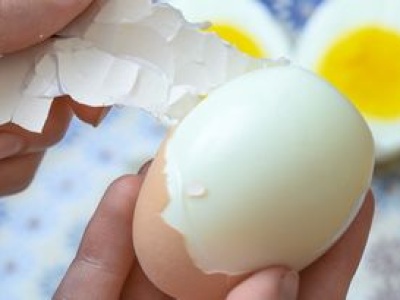 Tak w mig obierzesz jajka. Skorupka schodzi niemal cała