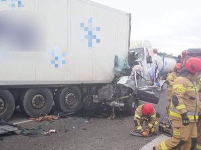 Poważny wypadek na A2. Zderzyły się trzy ciężarówki, lądował LPR