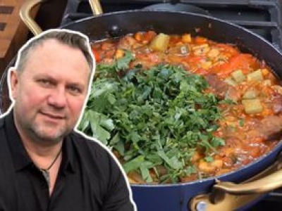 Strzelczyk pokazał, jak zrobić sycące i rozgrzewające danie jednogarnkowe. Na andrzejki ugotuję cały gar