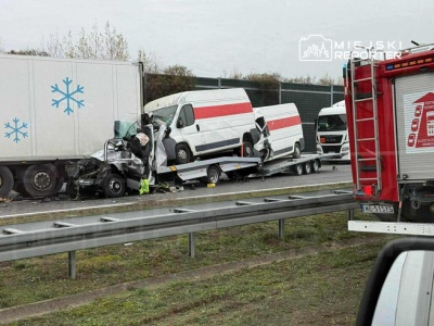 Najpierw pożar ciężarówki, następnie wypadek. Laweta wioząca busy wbiła się w ciężarówkę na A2. Kierowca był zakleszczony
