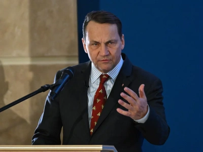 Symboliczny gest Sikorskiego. Szef MSZ zmienia sposób działania ws. Nawrockiego