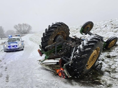 Traktor wpadł w poślizg, spadł ze wzniesienia i dachował