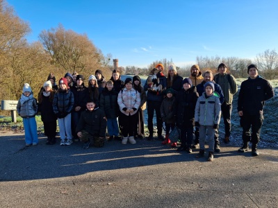 Sobotnie sprzątanie to temat rzeka! Tłum młodych ludzi wziął się za brzegi Wdy