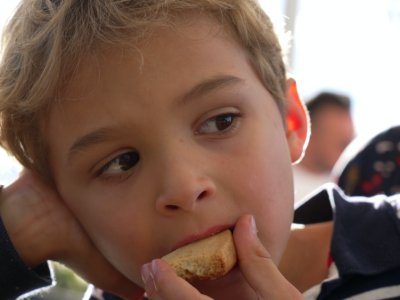 Tyle kalorii powinno przyjmować twoje dziecko. Te liczby mogą naprawdę zaskoczyć!