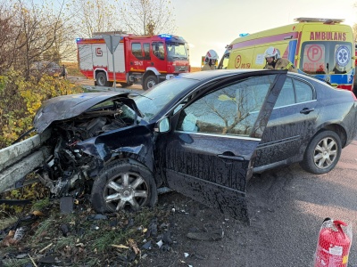 Zderzenie pojazdów we Wróblewie, dwie osoby do szpitala