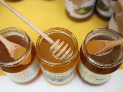 Jak rozpoznać sztuczny miód? Wystarczy zrobić ten test. Szybko wyłapie 