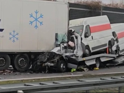 Zderzenie lawety z ciężarówką na autostradzie. W akcji śmigłowiec LPR
