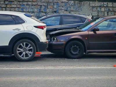 Kolizja na Podwalu. Skoda uderzyła w tył Mazdy przy Nowym Rynku.