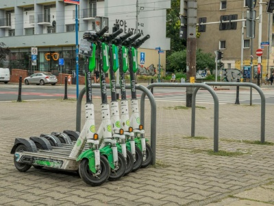 Trzynastolatek wjechał hulajnogą w pieszego. Jest wyrok sądu