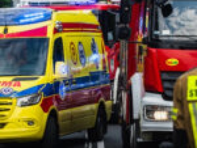 Wypadek na DK12 koło Żar. Karetka zderzyła się z osobówką. Droga zablokowana