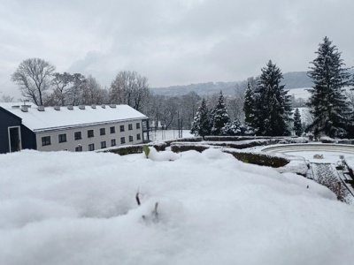 Śnieżny front uderzył w powiat. Kilkadziesiąt interwencji straży pożarnej, IMGW ostrzega przed kolejnymi opadami