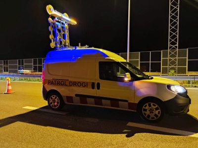 Na trasie S19 auto uderzyło w bariery. Są utrudnienia w ruchu