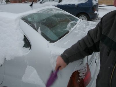 Wymiana szyby w aucie zimą? Zobacz, co zrobić, żeby cię to nie zaskoczyło