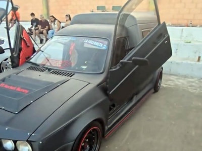 Citroën C15 w szalonej wersji. Matowy ciemny lakier, drzwi otwierane do góry!