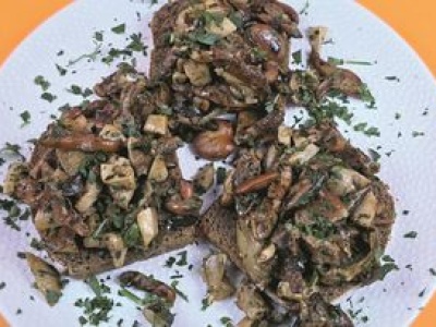 Bruschetta z grzybami. Włoski specjał w polskim wydaniu na listopadowe dni