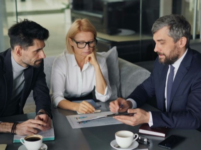 Dobry szef to szef wyspany. Tak sen wpływa na atmosferę w pracy