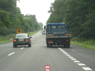 Czy trzeba trzymać włączony kierunkowskaz podczas całego manewru wyprzedzania? Wyjaśniamy przepisy