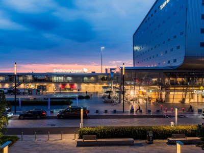 Obserwacje dronów wymusiły wielogodzinne zatrzymanie na lotnisku w Eindhoven