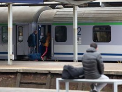 Więcej patroli na kolei po dywersji. Pasażerowie o ostrożności