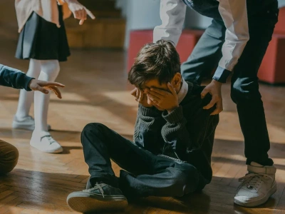 „Byłam jedyna. To było piekło”. Dzieci ukrywają tożsamość, by przetrwać w polskich szkołach