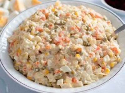 Zapomnij o rozgotowanej brei. Jak długo gotować warzywa na sałatkę jarzynową?