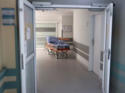 Między młotem a kowadłem. Resort zdrowia w swoim pierwszym wielkim kryzysie