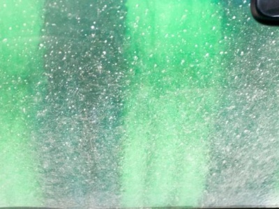 Sposób na zaparowane szyby. 3 domowe triki, które działają lepiej niż klimatyzacja i osuszacze powietrza