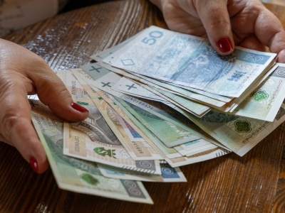 Ważne wieści dla emerytów, ZUS zmienia terminy wypłat. Wielu otrzyma w grudniu nawet dwa przelewy