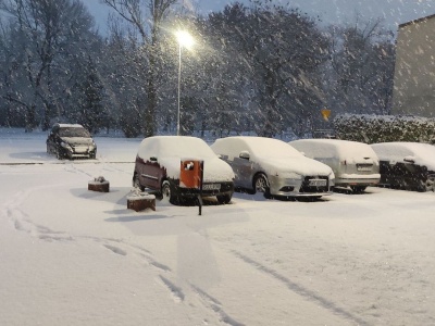Zima zaatakowała region radomski! Przewróciła się piaskarka, trudne warunki na drogach (RAPORT NA BIEŻĄCO)
