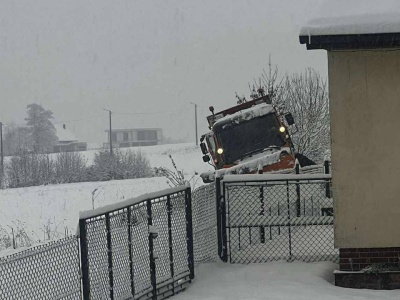 Od rana problemy z odśnieżaniem. Pług wylądował w rowie