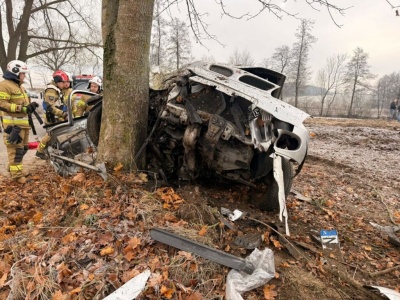 Groźny wypadek. Pięć osób w samochodzie, jedna trafiła do szpitala śmigłowcem