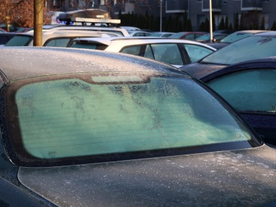 Nawet 3000 zł za lód na szybie. Policja nie odpuszcza w sezonie przymrozków