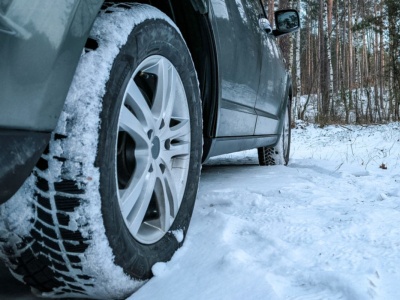 Jeździsz na tych oponach? Zima szybko je wykończy. Sprawdź jeden detal, zanim będzie za późno
